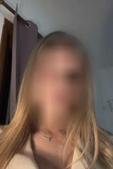 Amina, 22